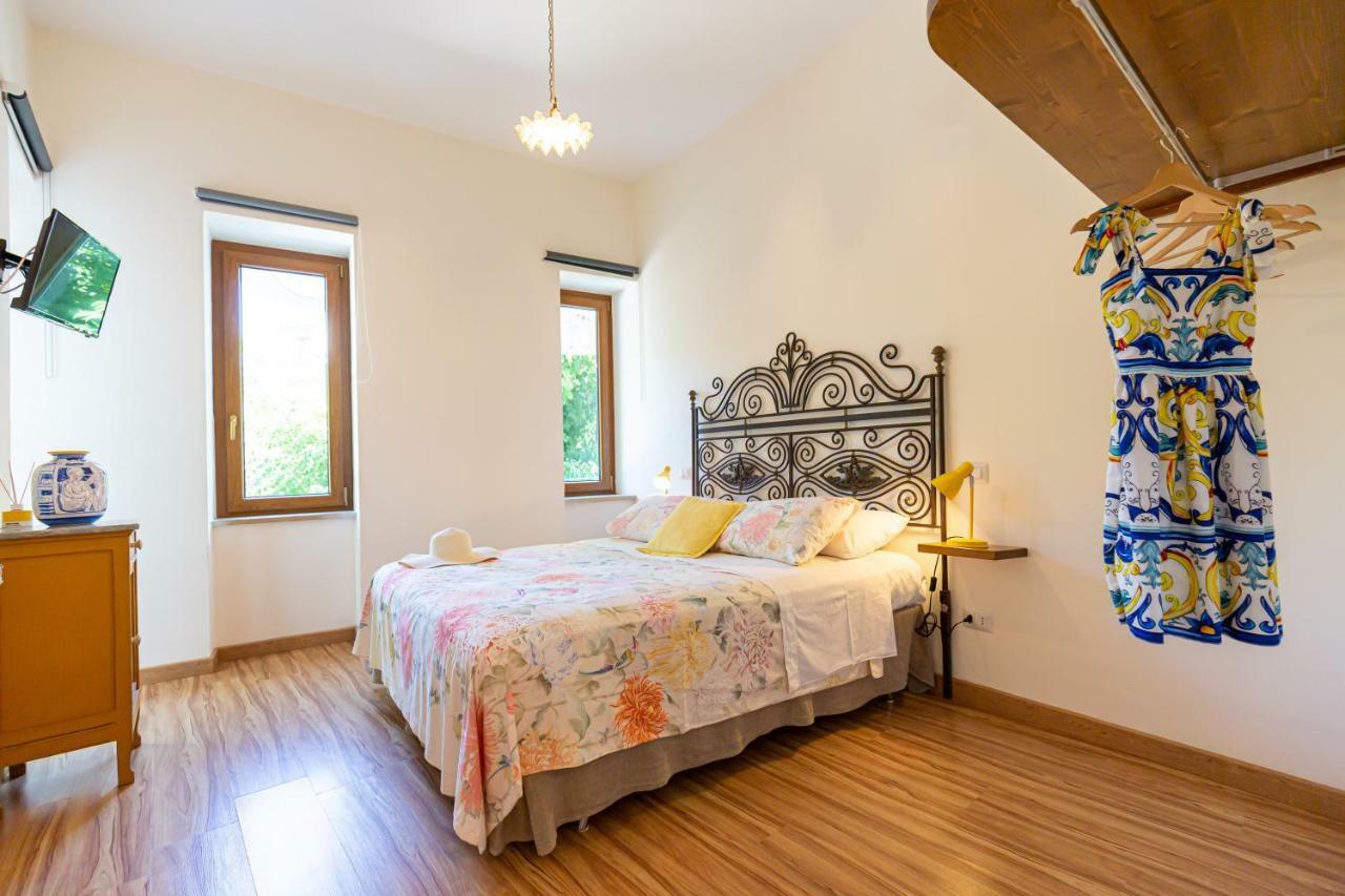 Villa La Quercia ميتا المظهر الخارجي الصورة